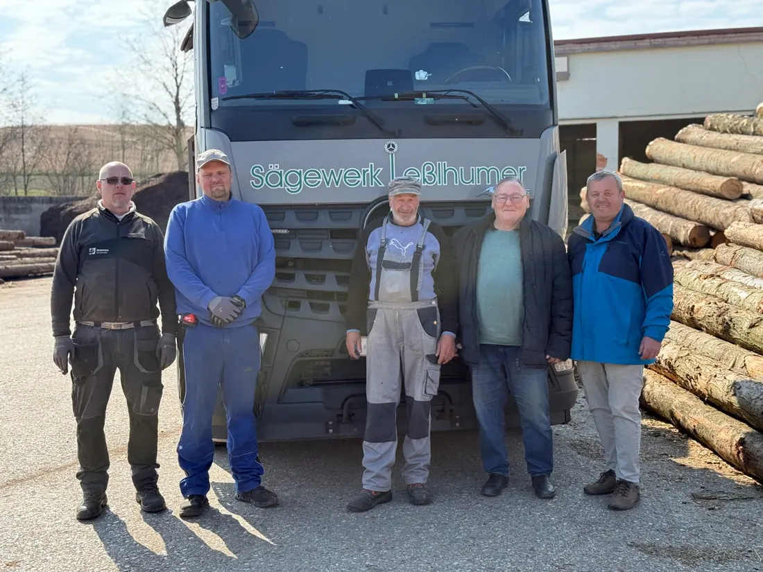Mitarbeiter beim Sortieren von verarbeitetem Holz im Sägewerk