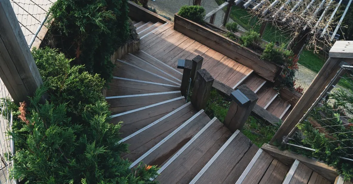Gartenprojekt mit Terrasse und Sichtschutz aus Lärchenholz